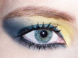 mujer maquillada con sombra azul y amarilla