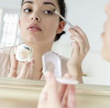 mujer con maquillaje