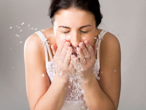 mujer lavando cara