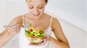 mujer comiendo ensalada