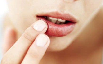 mujer con labios suaves