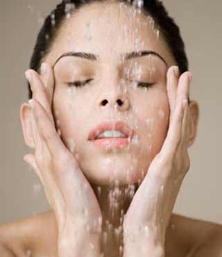 mujer lavando su cara