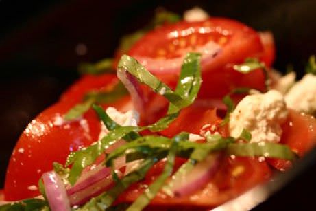 Como hacer ensalada de tomate cebolla roja alcaparras y puerro