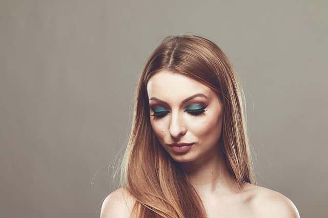 mujer con sombra de ojos verdes