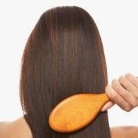 mujer cepillando pelo