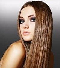 mujer con cabello lacio