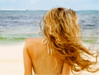 mujer caminando en la playa