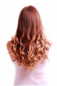mujer con pelo ondulado largo