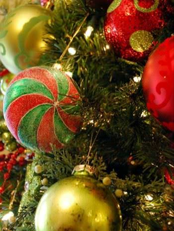 15 Christmas Tree Decorating Ideas10