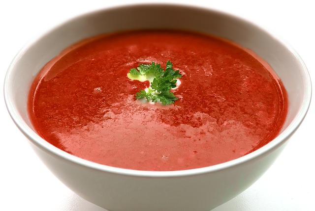 Prepare una rica sopa de tomate simple.