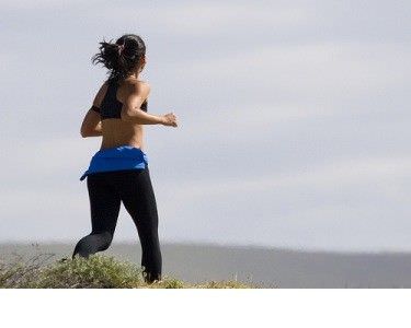 mujer corriendo en la playa