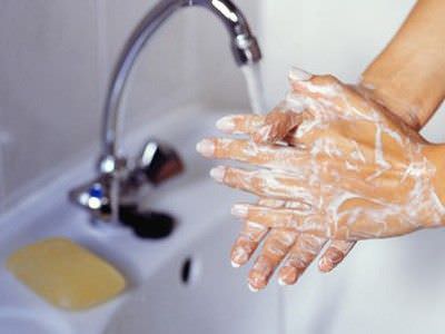 mujer lavando la mano