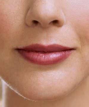 mujer con labios rosa