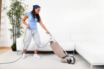 mujer limpiando la casa