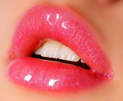 mujer con labios suaves