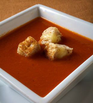 sopa-de-tomate-con-trocitos-de-pan-tostado-de-queso