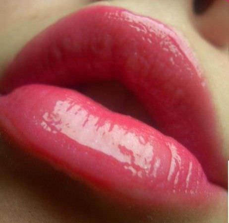 mujer con labios grandes