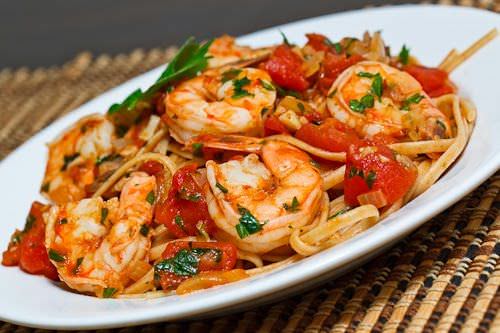 linguini-con-camarones-y-crema-de-tomates-asados