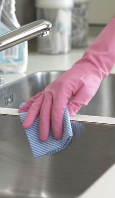 mujer limpiando cocina