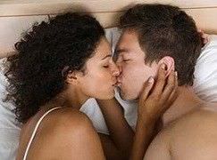 pareja besándose
