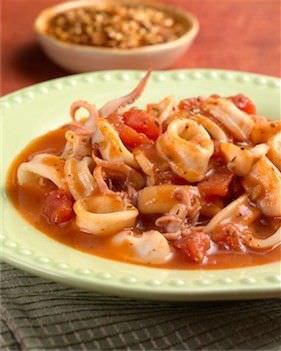 Calamares a la sarten con la salsa roja picante