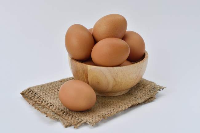 una canasta con huevos de gallina