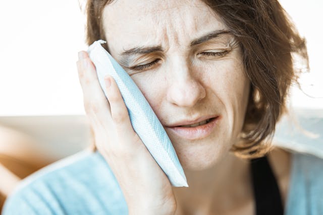 mujer con dolor de muelas