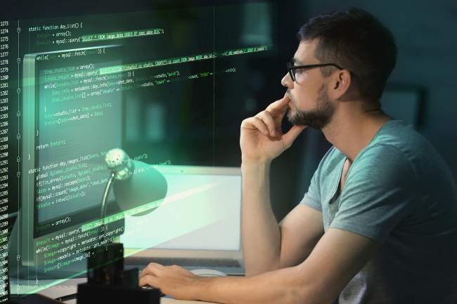 hombre programando