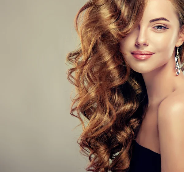 mujer con pelo brillante