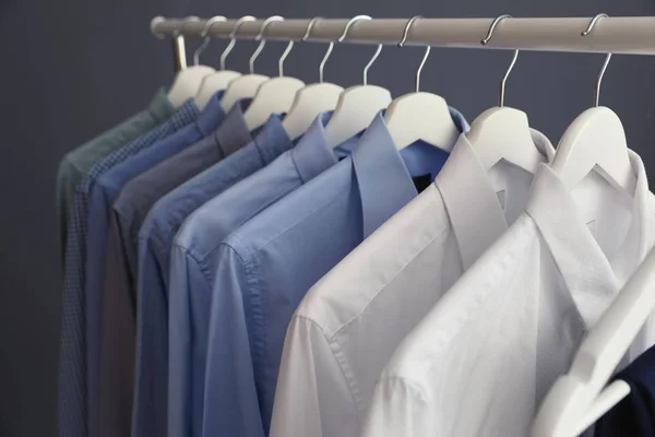 camisas azules y blancas en perchas
