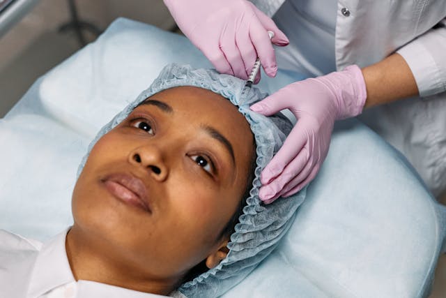 una mujer injectando botox