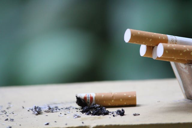 cigarrillos en un cenicero