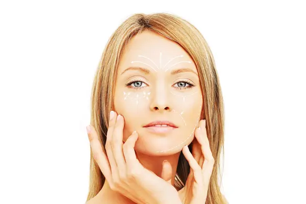 mujer con crema en la cara